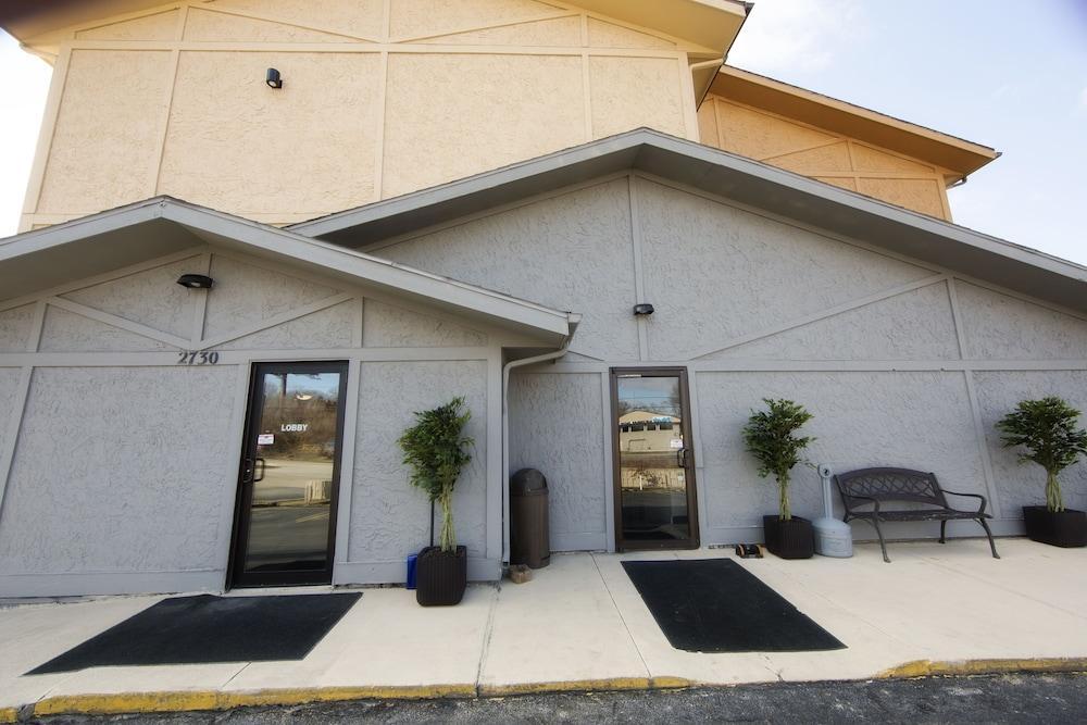 Super 8 By Wyndham Dubuque Motel Luaran gambar
