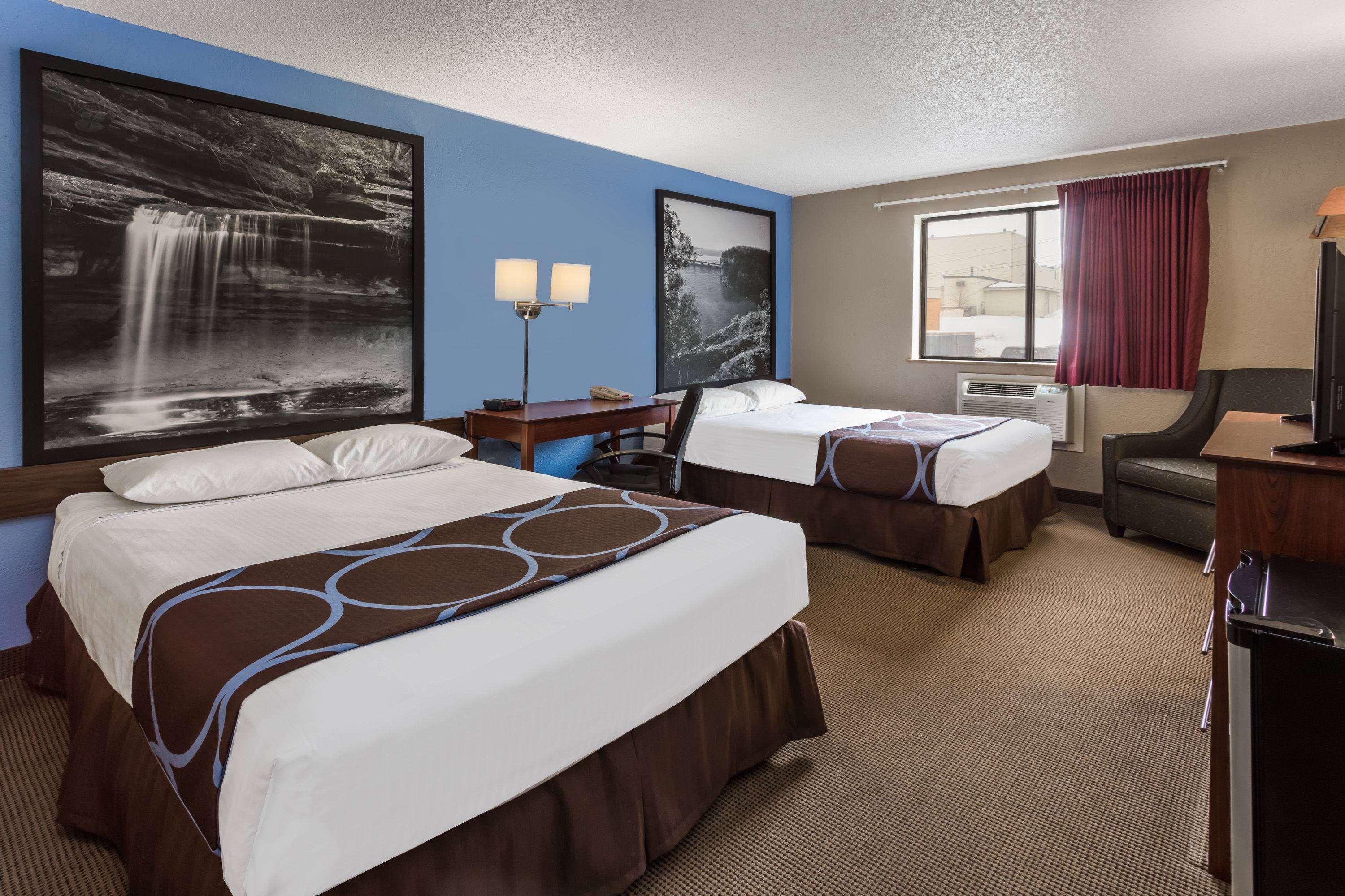 Super 8 By Wyndham Dubuque Motel Luaran gambar