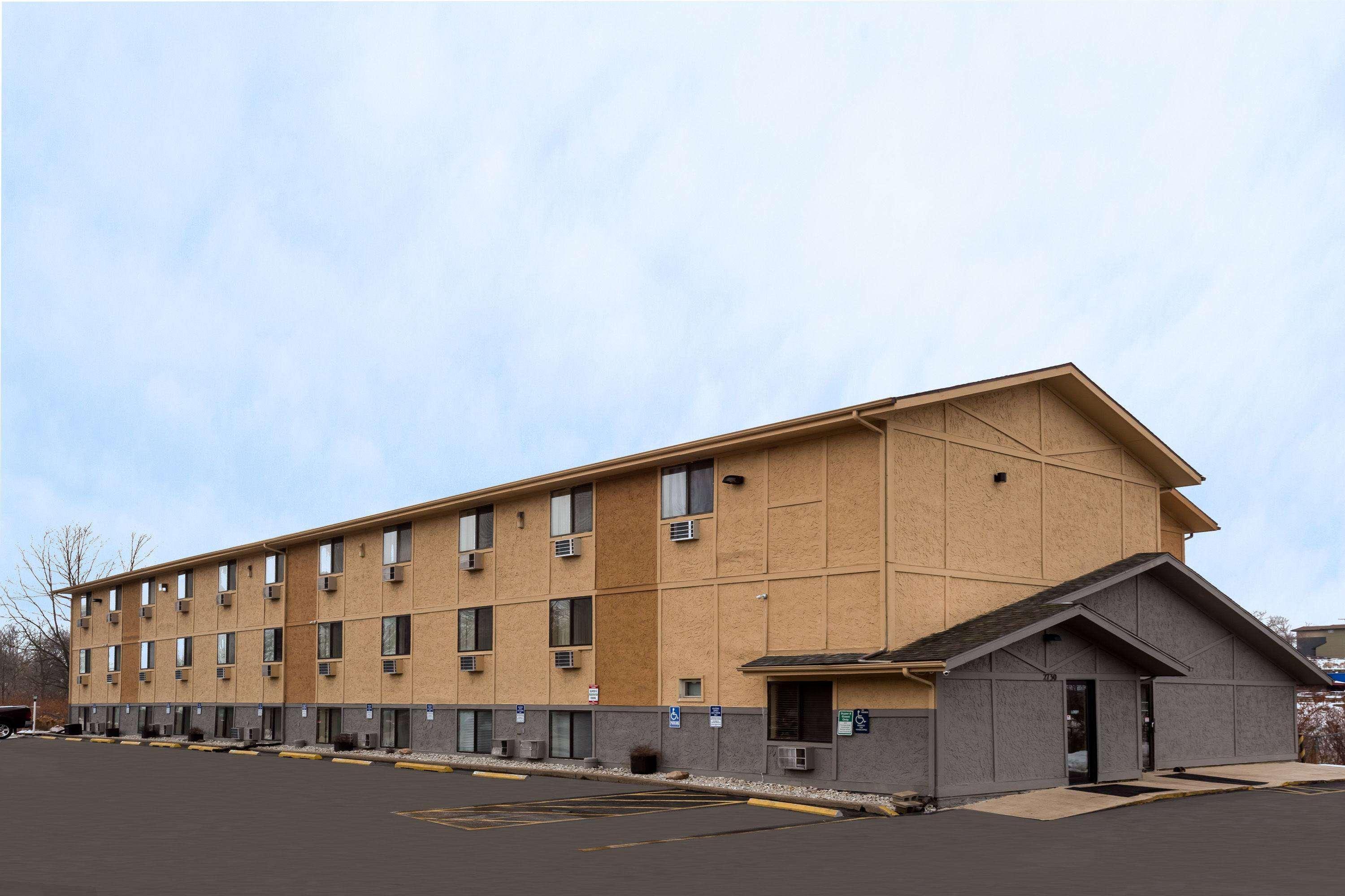 Super 8 By Wyndham Dubuque Motel Luaran gambar