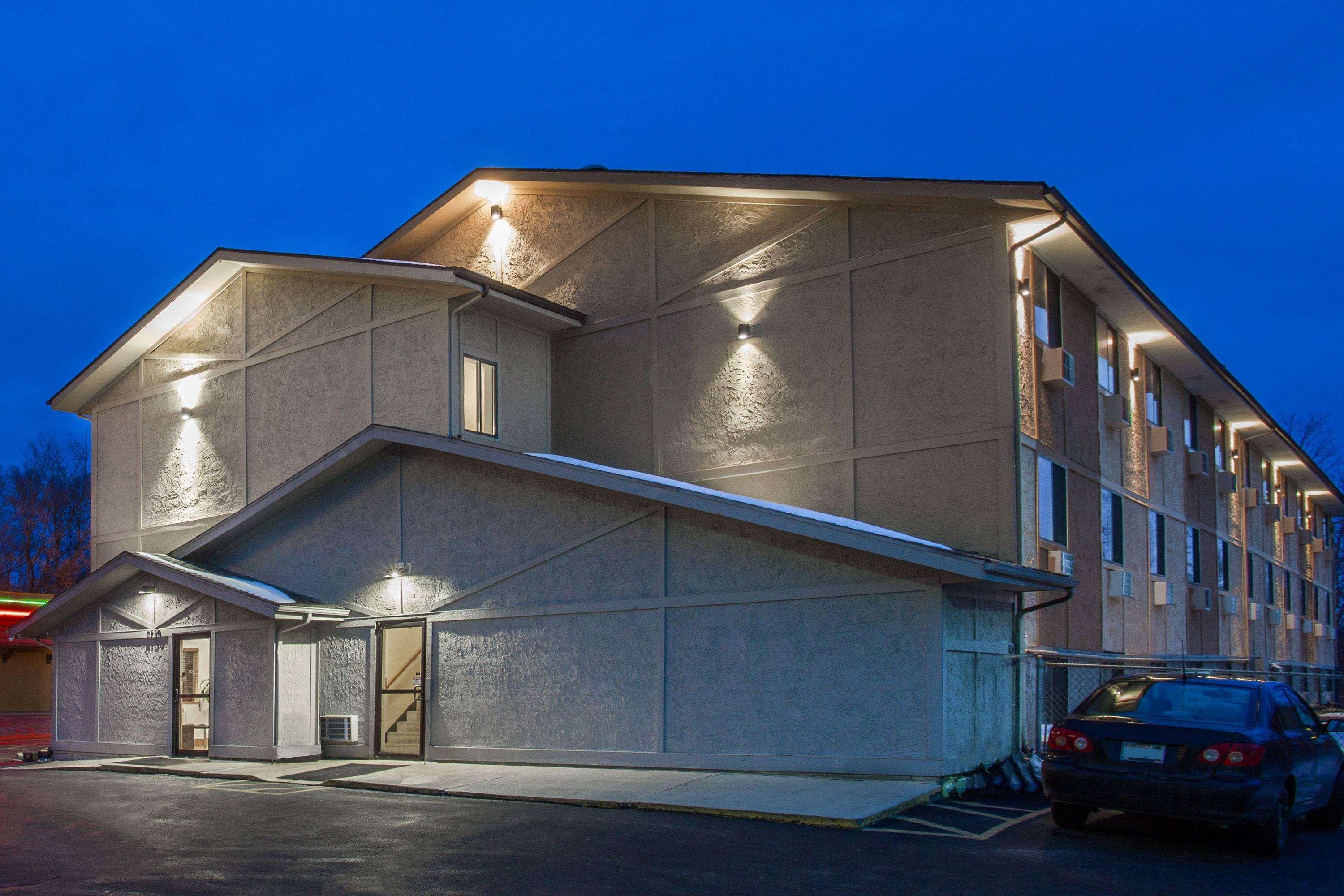 Super 8 By Wyndham Dubuque Motel Luaran gambar