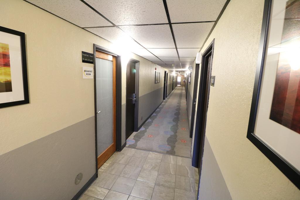 Super 8 By Wyndham Dubuque Motel Luaran gambar