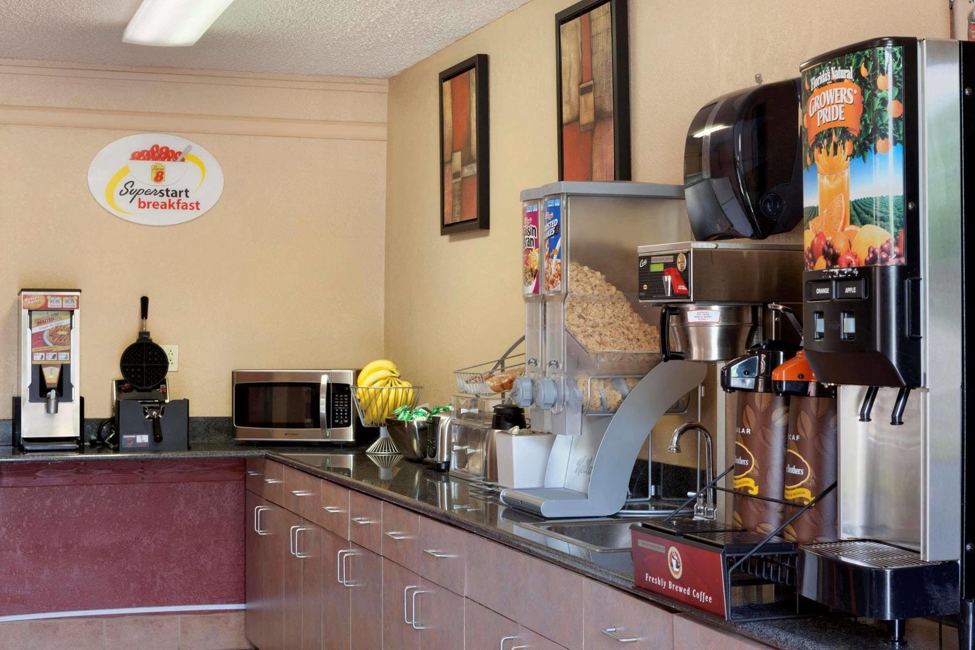 Super 8 By Wyndham Dubuque Motel Luaran gambar