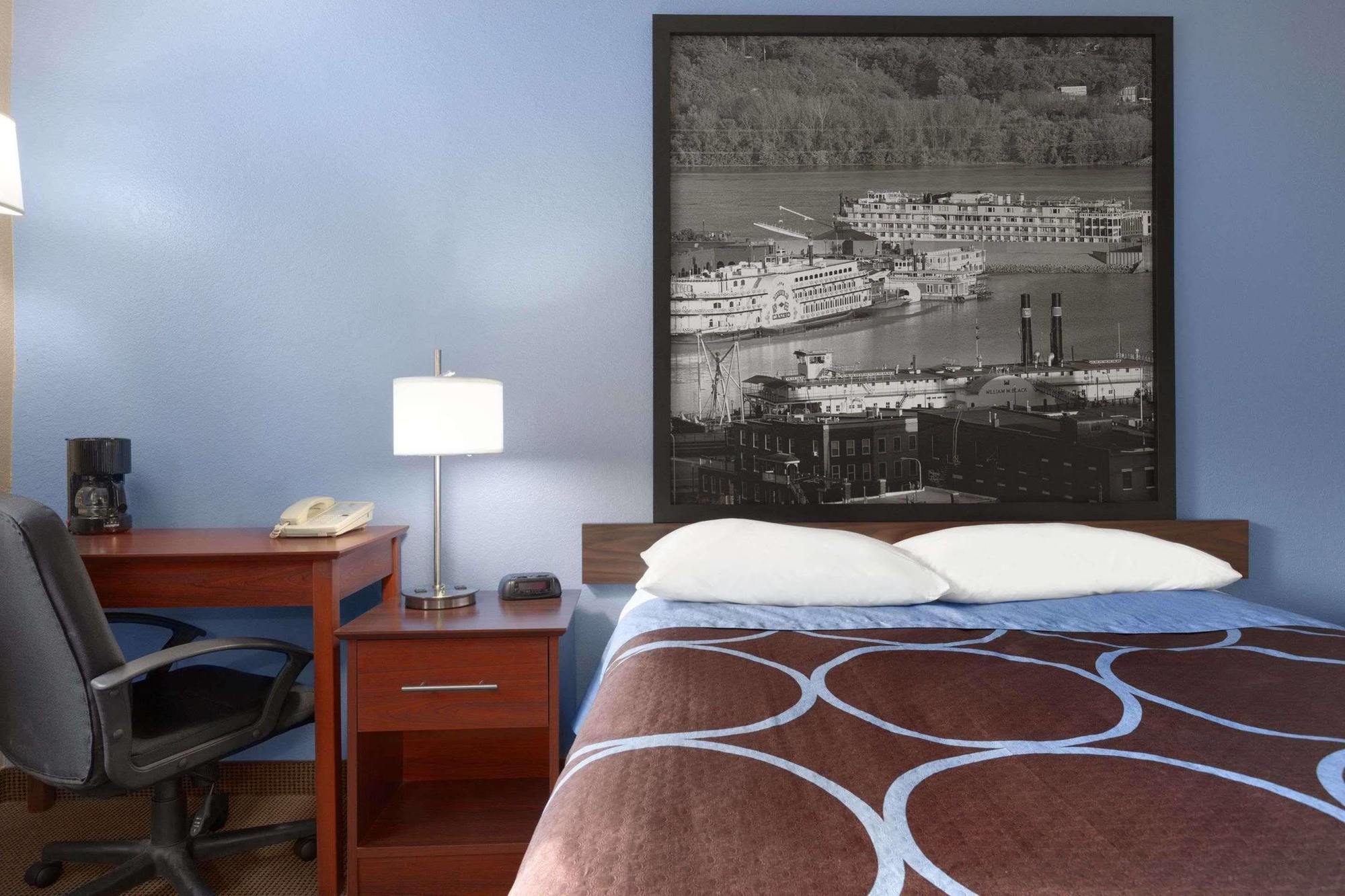 Super 8 By Wyndham Dubuque Motel Luaran gambar