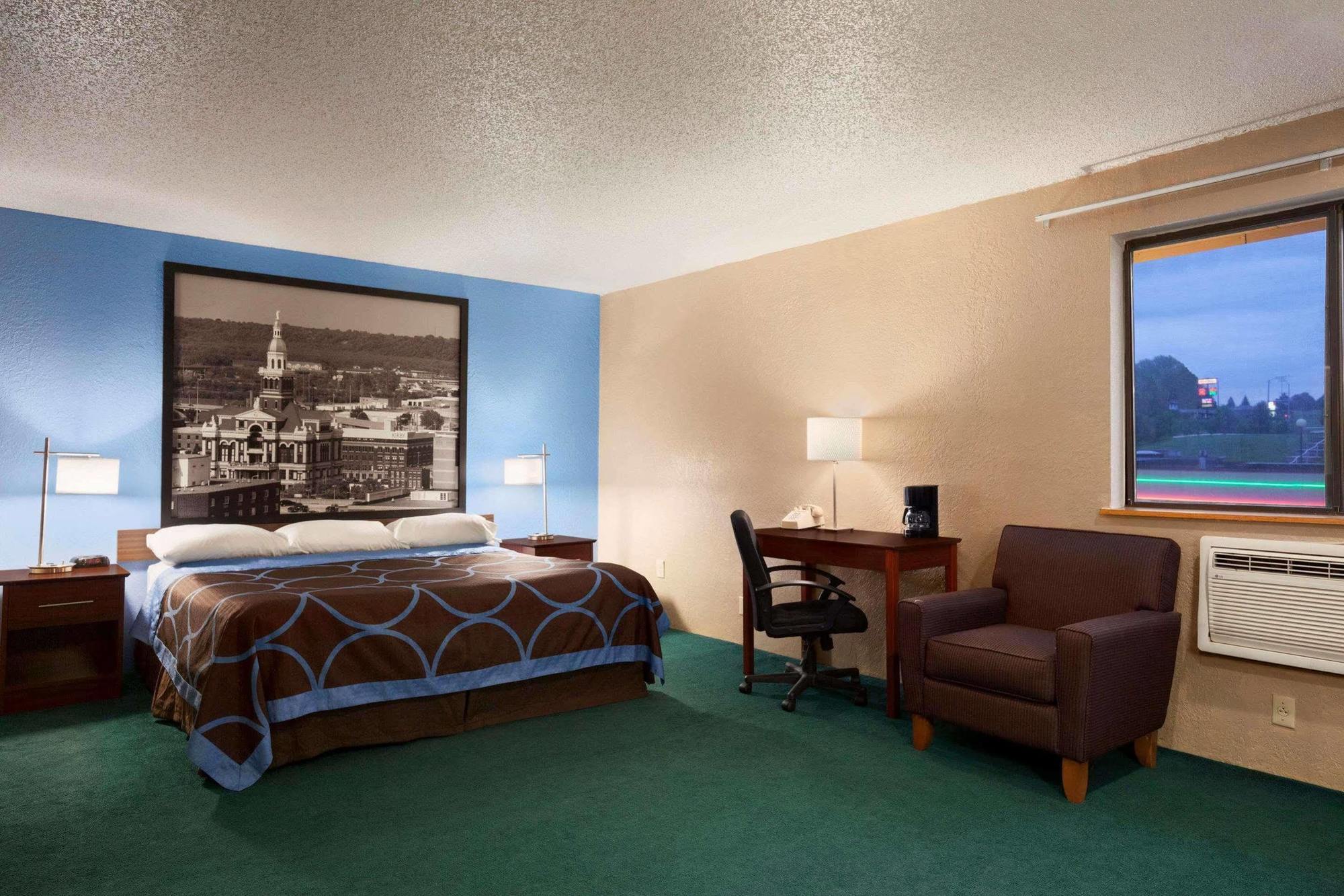 Super 8 By Wyndham Dubuque Motel Luaran gambar