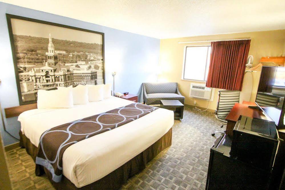 Super 8 By Wyndham Dubuque Motel Luaran gambar
