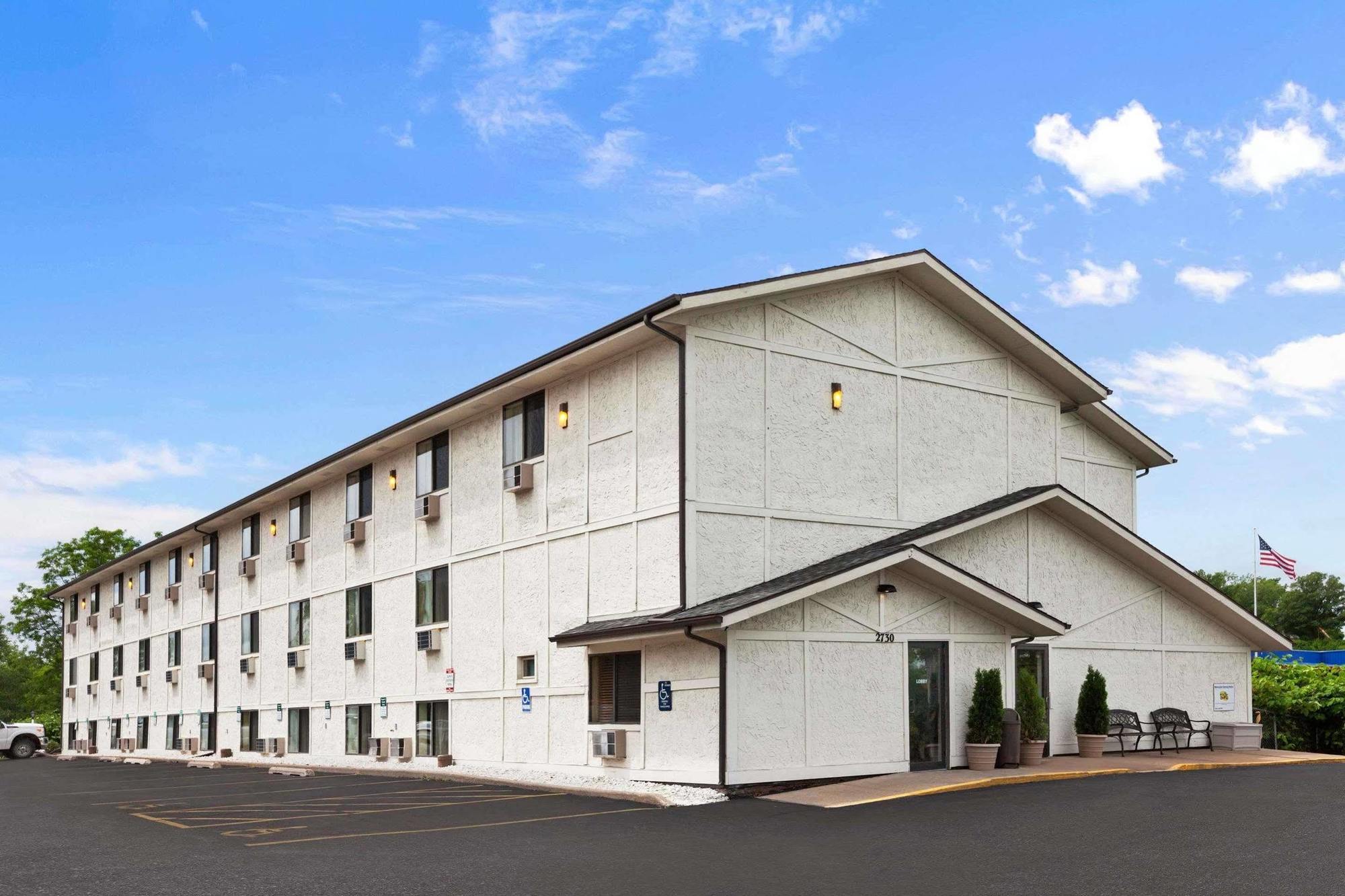 Super 8 By Wyndham Dubuque Motel Luaran gambar