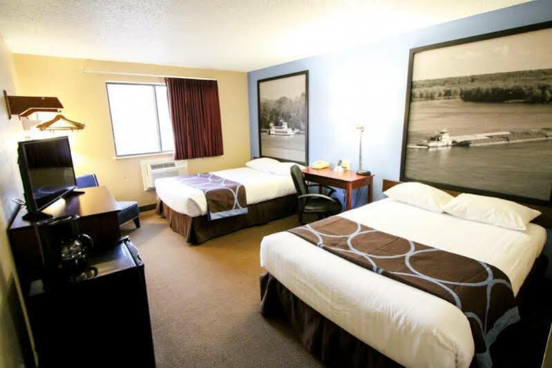 Super 8 By Wyndham Dubuque Motel Luaran gambar